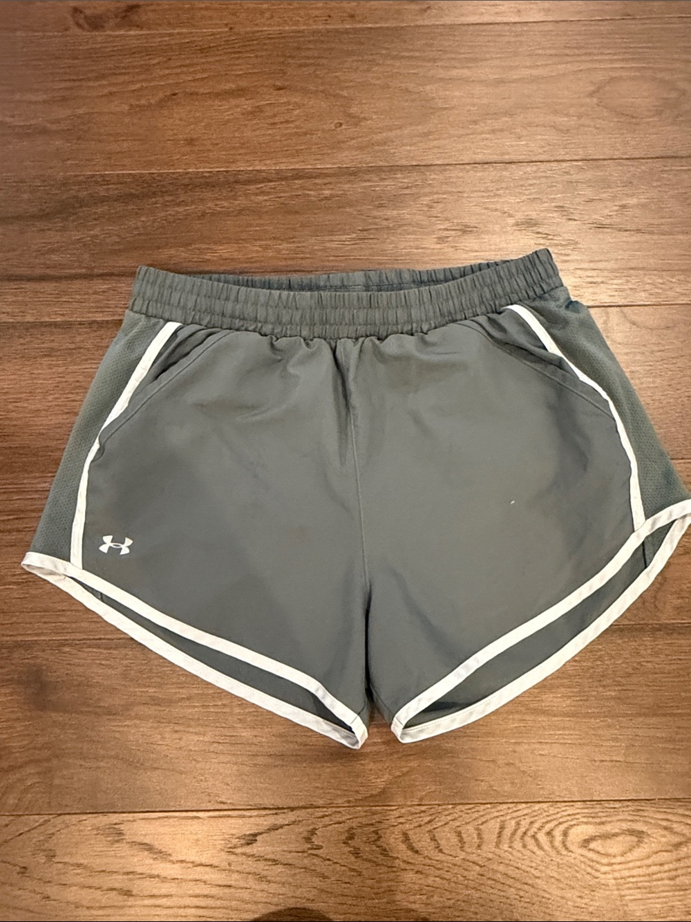 Under Armour Gray Athletic Running Shorts with White Trim Size Small - C3-229